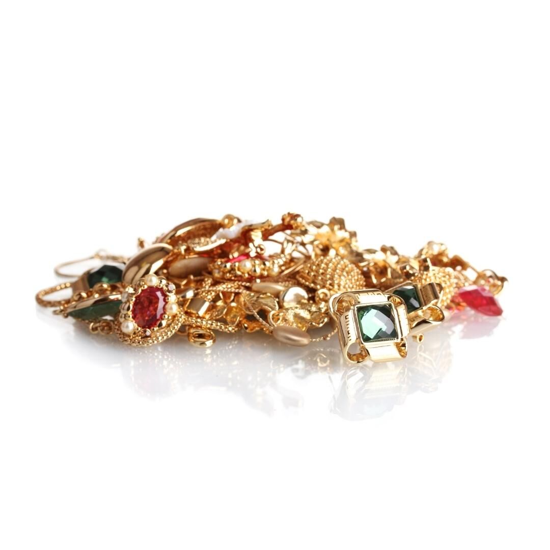 Goldschmuck verschiedene Arten  Ringe Kette Steine Rot und Gold