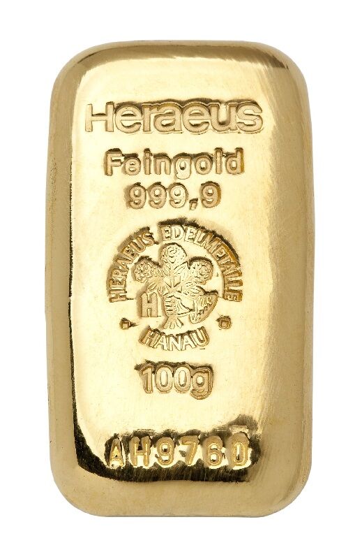 Vorderseite eines gegossenen 100 g Heraeus Goldbarrens mit Herstellerlogo, Feingewicht und Feinheitsangabe