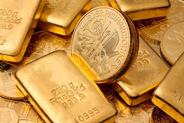 Goldmünzen und Goldbarren als Symbolbild für Informationen zum Goldpreis