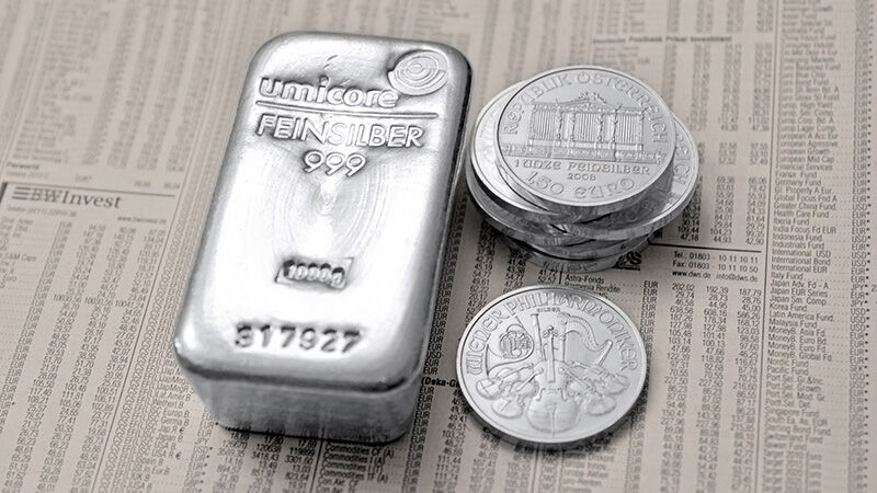 Silberbarren und Silbermünzen als Beispiele für Silber als Investment