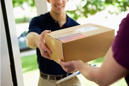 paket-uebergabe-ueberreichen-von paketen Briefgold per Postversand