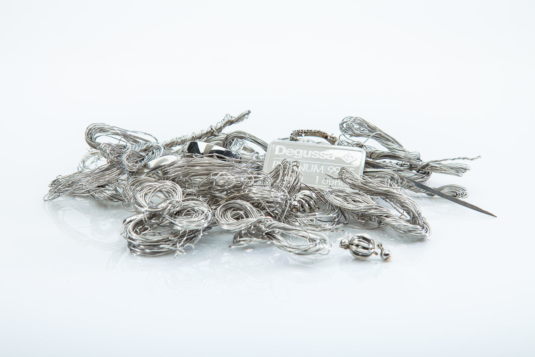 Platindraht und Platinbarren als Beispiele für den Verkauf von Platin