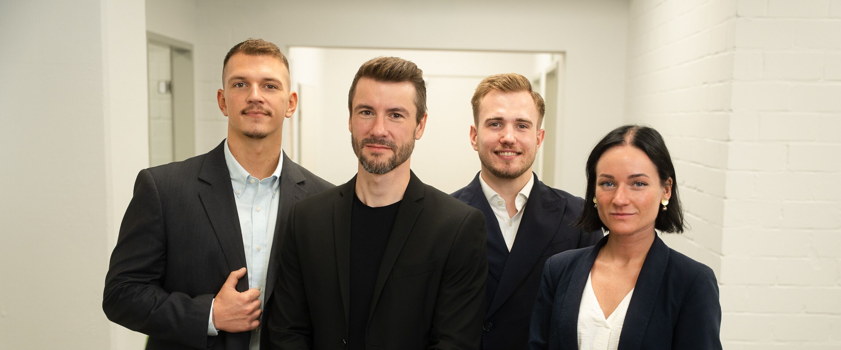 Teamfoto des Beratungsteams im Querformat