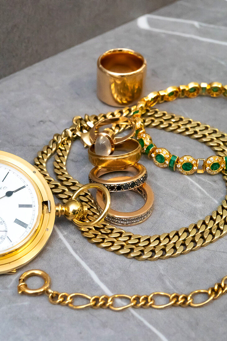 Altgold wie Schmuck, Uhren, Barren und Münzen als Beispiele für den Altgoldverkauf bei der Moroder Scheideanstalt