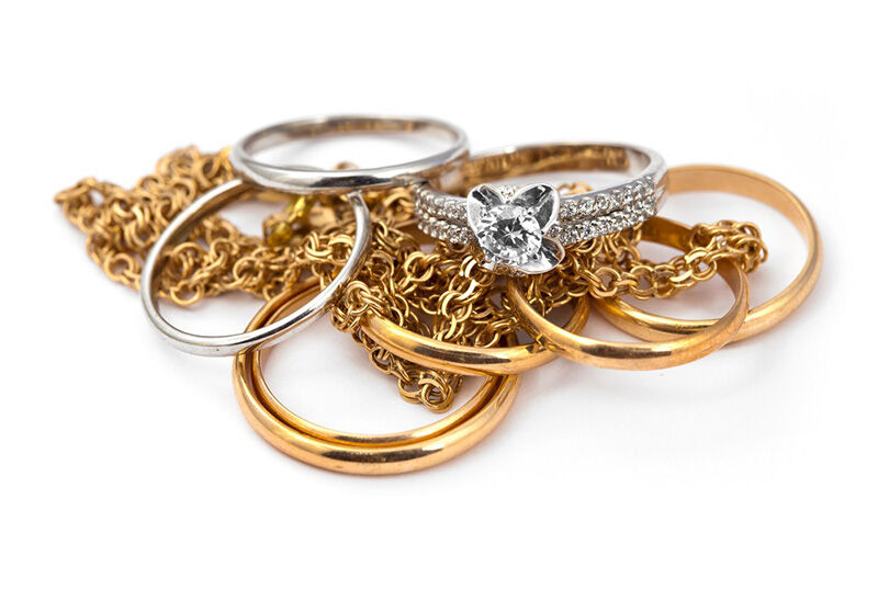 Goldschmuck aus verschiedenen Materialien als Beispiel für den Verkauf von Schmuckgold
