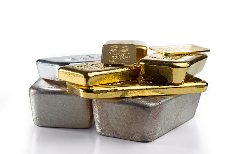 goldbarren-silberbarren-aufpreis-moroder-scheideanstalt Goldbarren und Silberbarren gestapelt