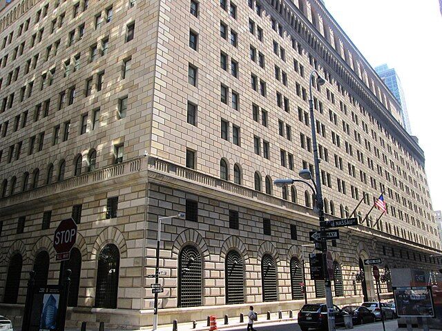Gebäudeansicht der Federal Reserve Bank of New York als Symbolbild für Zentralbanken und Finanzmärkte