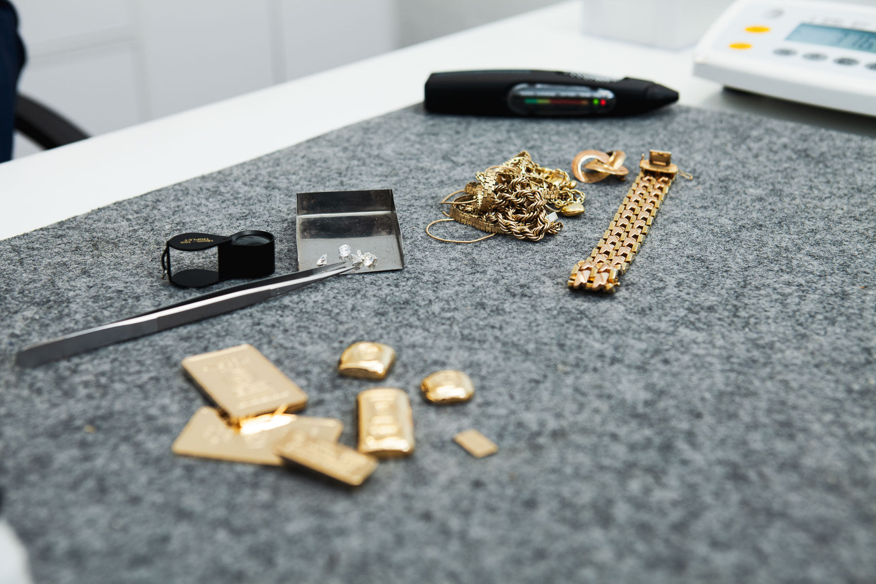 Arbeitsplatz zur Untersuchung und Prüfung von Goldmaterialien