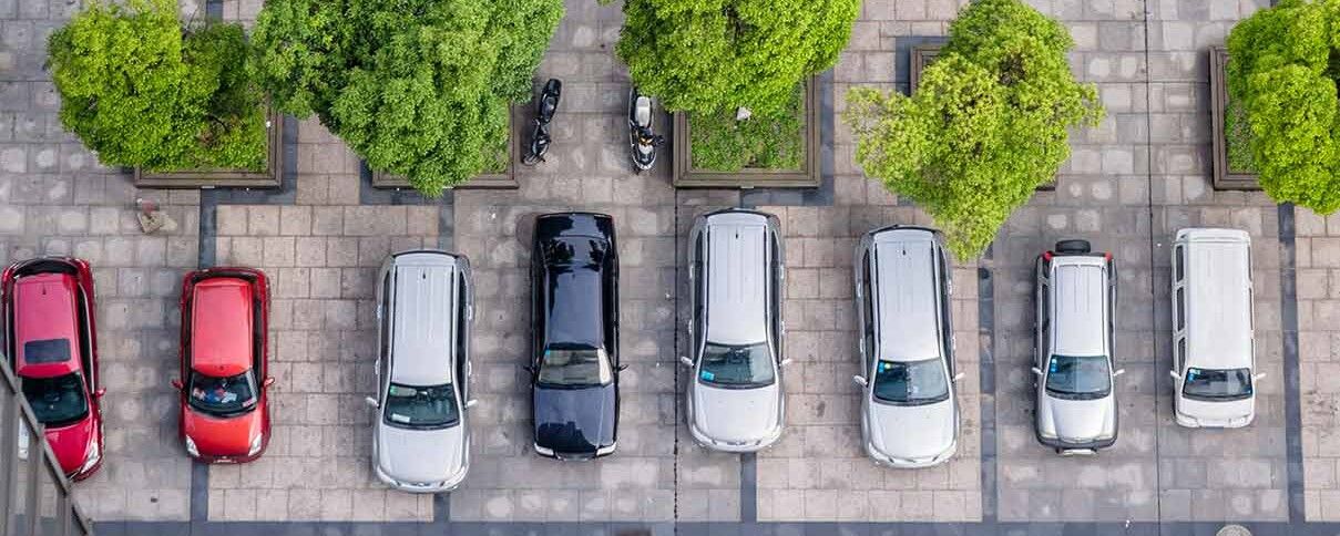 Parkplatz mit Autos als Hinweis auf die Anfahrt zur Moroder Scheideanstalt
