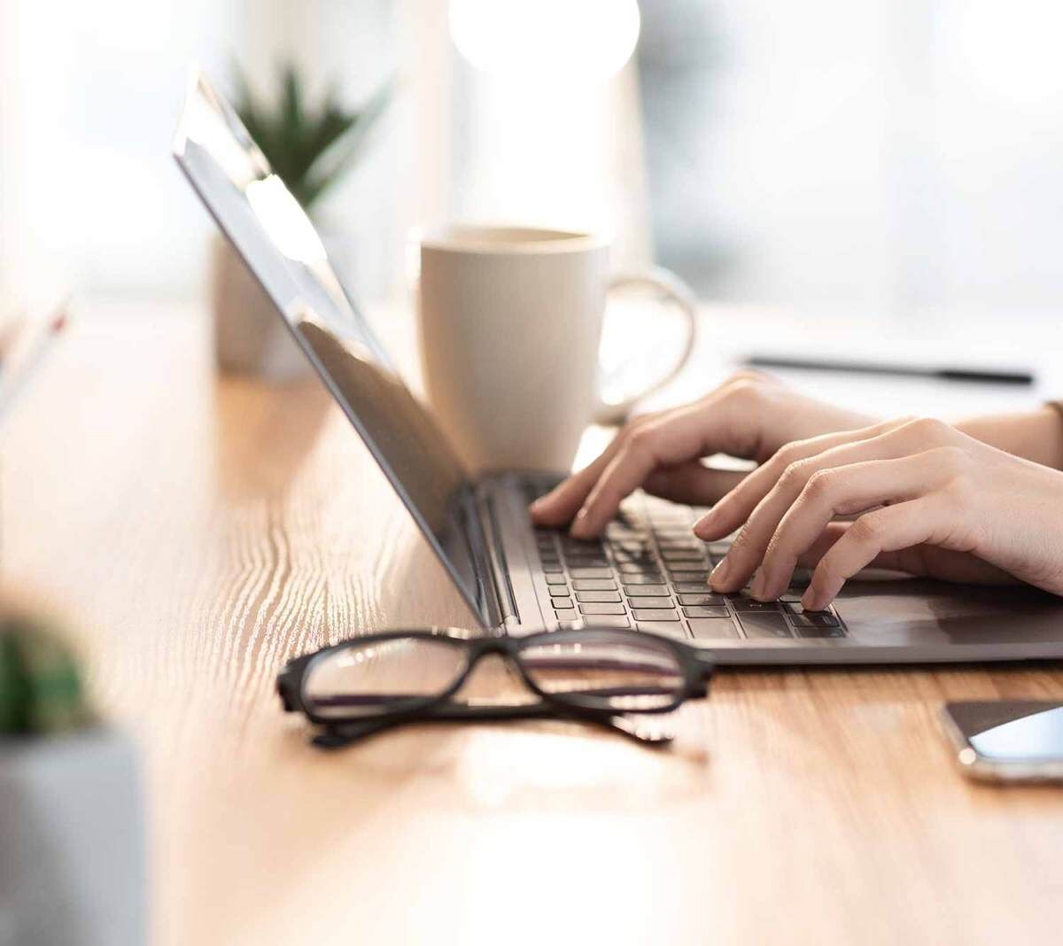 arbeiten-laptop-brille-haende Job Laptop arbeiten