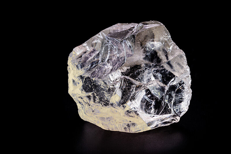 Rohdiamant Diamantfund in Botswana in der Karowe Mine mit einem exemplarisch dargestellten Rohdiamanten