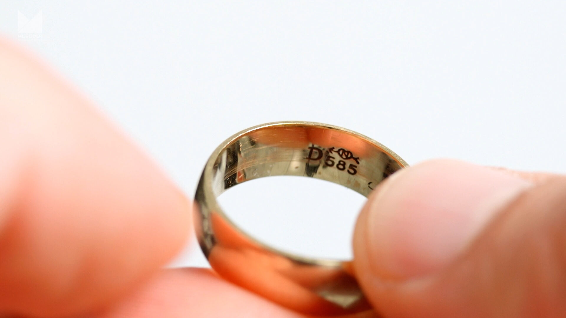 Goldstempel 585 in der Innenseite eines Goldrings als Beispiel für eine Punzierung