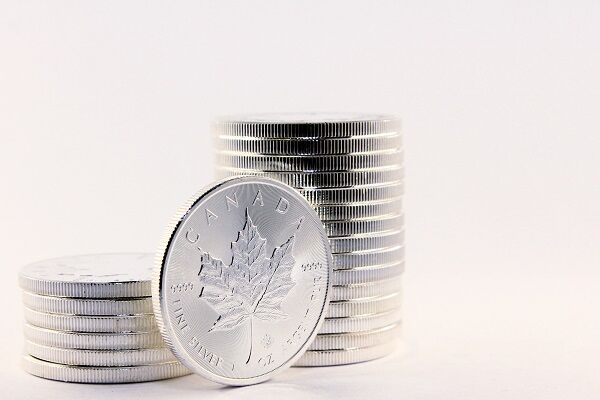 Silbermünze Maple Leaf Kanada Münze und  ein Stappel Silbermünzen