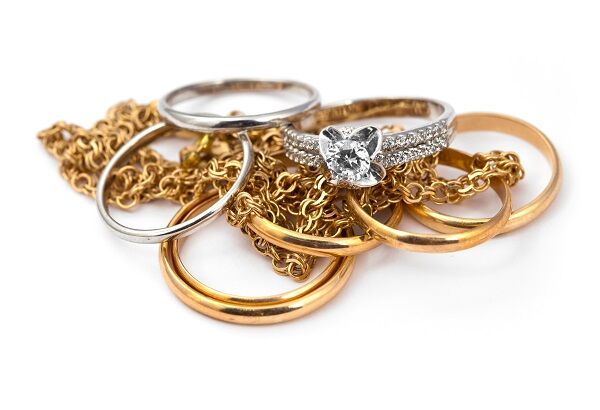 Gold- und Silberschmuck als Beispiele für den Verkauf von Schmuck bei der Moroder Scheideanstalt