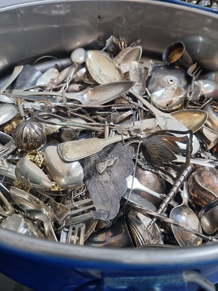 Verpacktes Silberbesteck mit Gabeln, Löffeln und Messern als Beispiel für den Silberbesteckverkauf