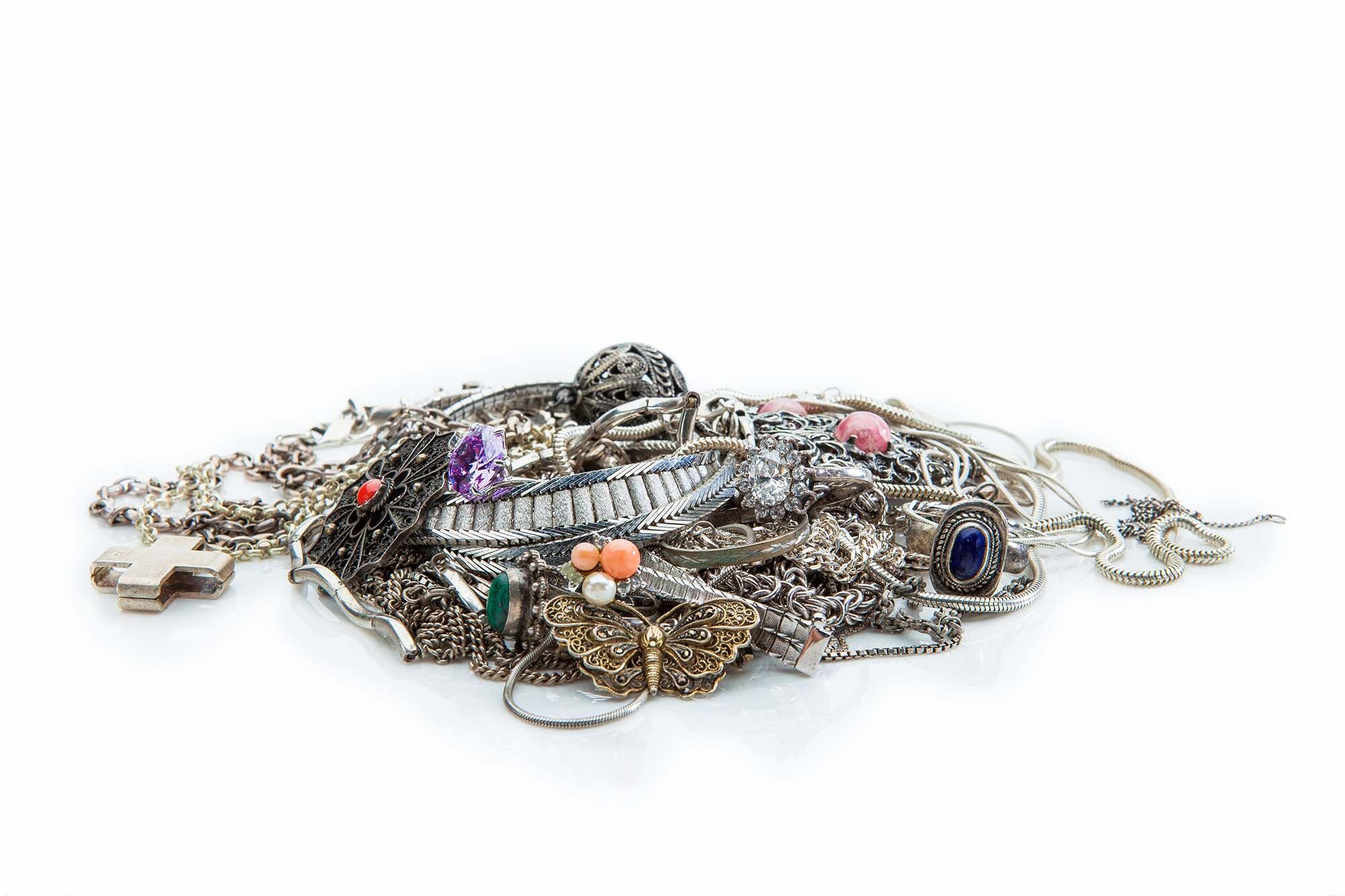 Verschiedene Arten von Silberschmuck als Beispiel für den Verkauf von Silber