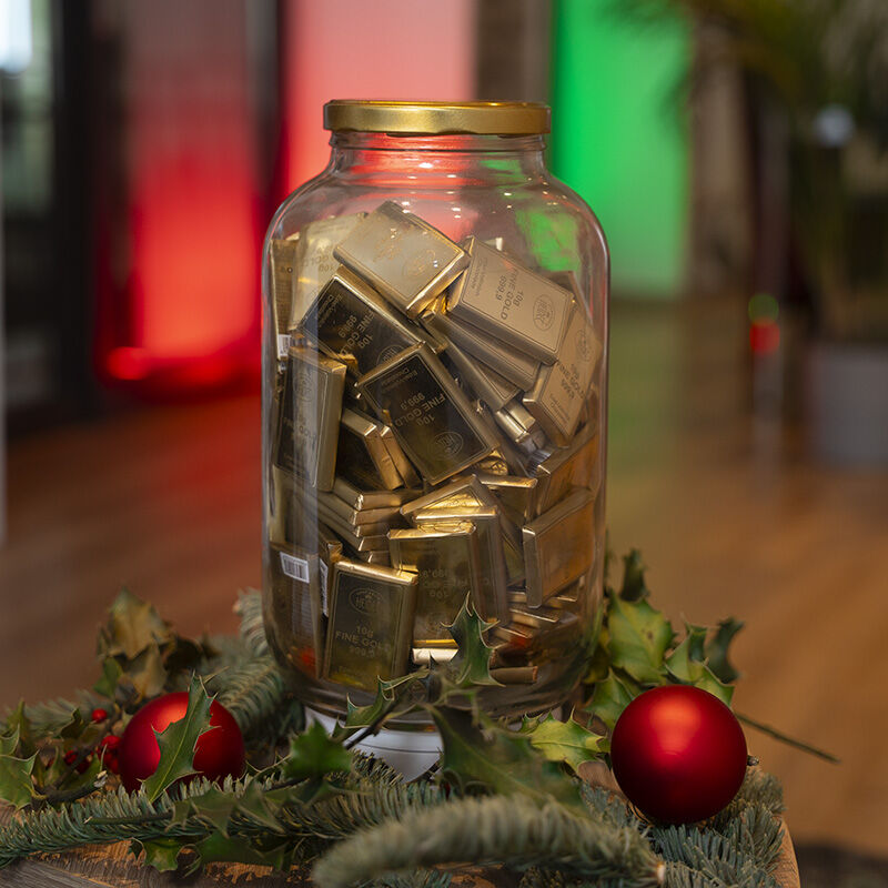 Glas mit Goldmünzen als Motiv für das Gewinnspiel 2025