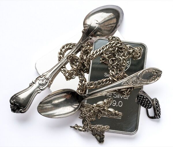 silber-material-loeffel-barren-schmuck verschiedene Silbergegenstände