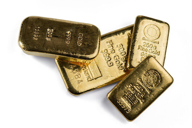 Verschiedene gegossene und geprägte Goldbarren als Beispiele für den Goldbarren Ankauf