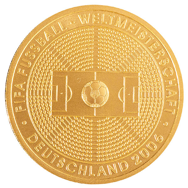 Bildseite der 100 Euro Goldmünze zur FIFA Fußball WM 2006 Deutschland mit Fußballmotiv
