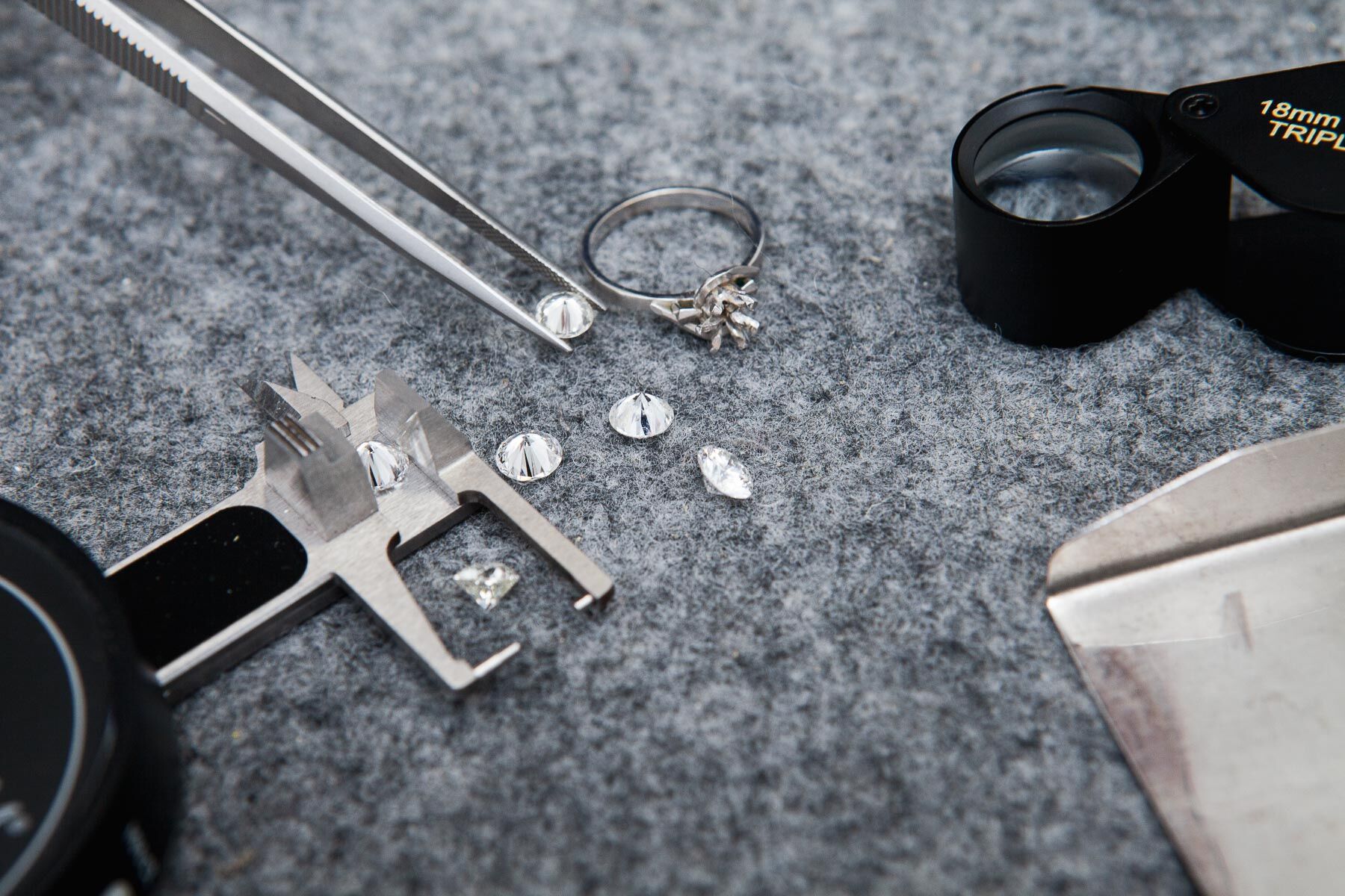 Diamanten werden mit Werkzeug untersucht, vermessen und bewertet