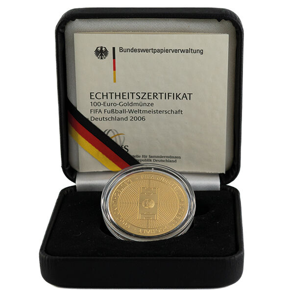 100 Euro Goldmünze zur FIFA Fußball WM 2006 Deutschland in geöffneter Hartschalenbox mit Zertifikat