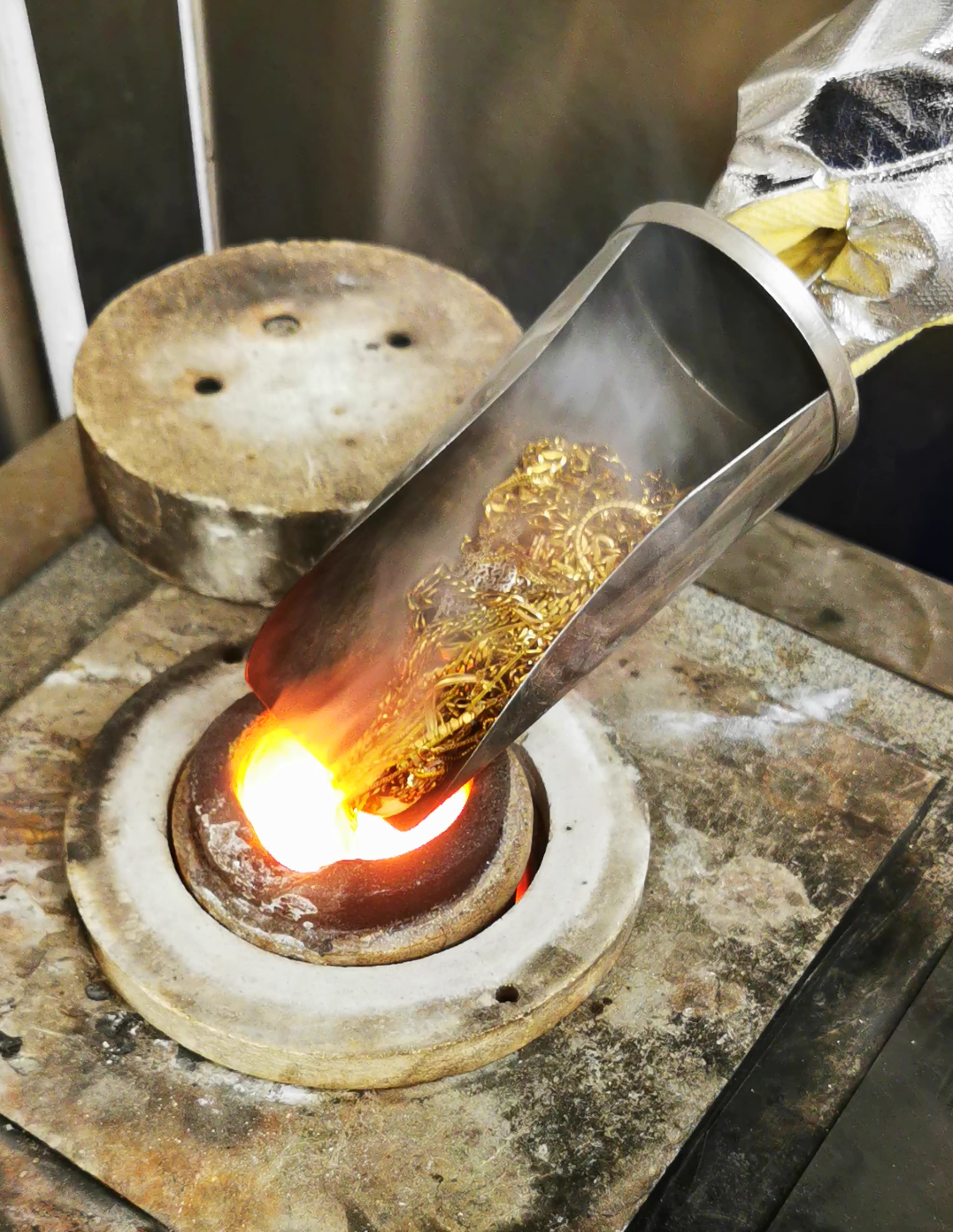 Gold oder goldhaltiges Material wird bei der Moroder Scheideanstalt geschmolzen