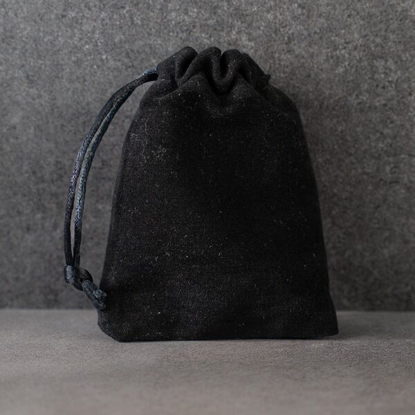 Säckchen schwarz vor Hintergrund Münzen Geschenk Moroder Scheideanstalt Säckchen schwarz vor Hintergrund Münzen Geschenk Moroder Scheideanstalt