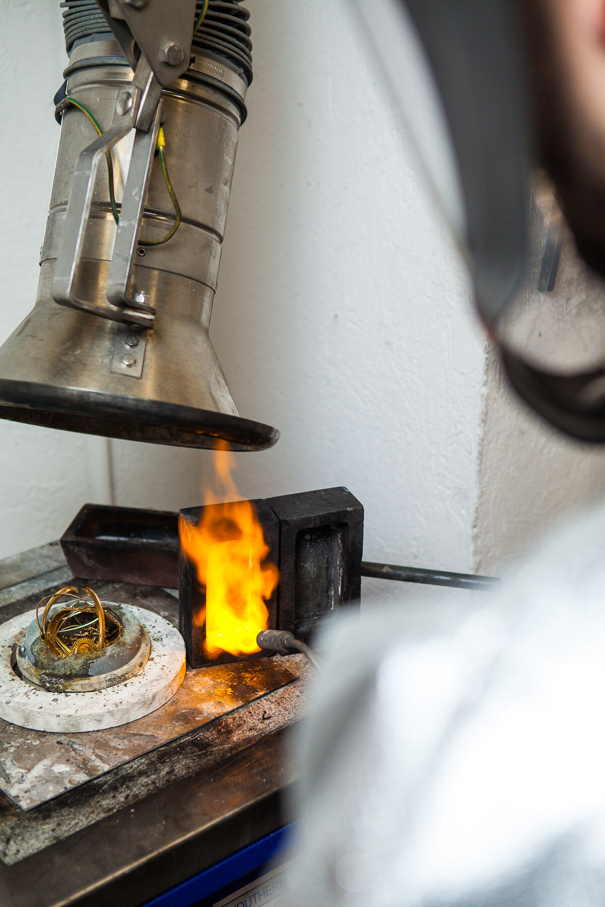 Schmelzservice der Moroder Scheideanstalt mit Altmaterial im Tiegel zu Beginn des Schmelzprozesses
